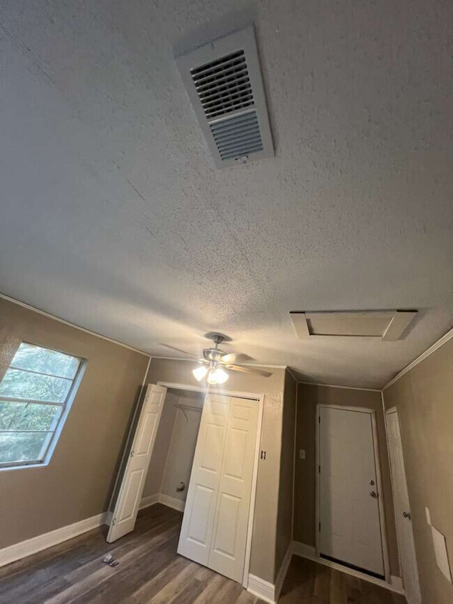 Building Photo - 10405 Riverbend Cir