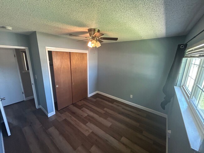 Building Photo - 3 bedroom 2 bath move in ready in Lemoore ...