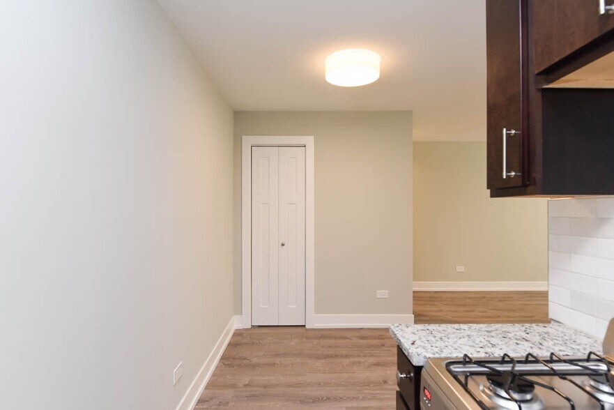 Building Photo - 450 W Barry Ave