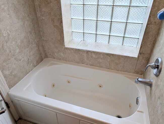 Building Photo - 142 Elmwood Ave