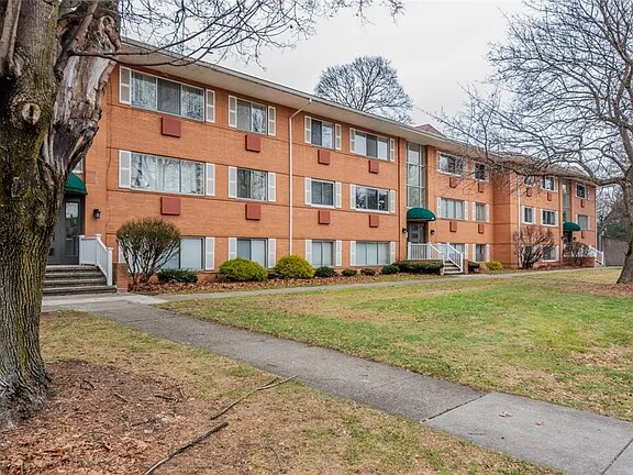 Building Photo - 2456 East Ave