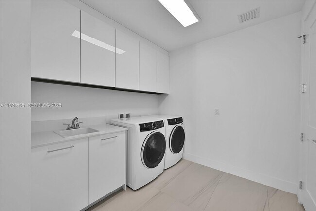 Building Photo - 151 N Seabreeze Blvd