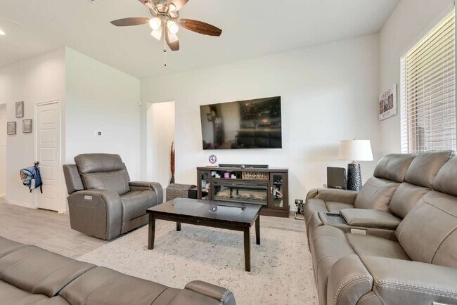 Building Photo - "Upgraded 3-Bed, 2-Bath Ranch Home Conveni...