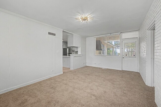 Building Photo - 1008 N Van Buren St