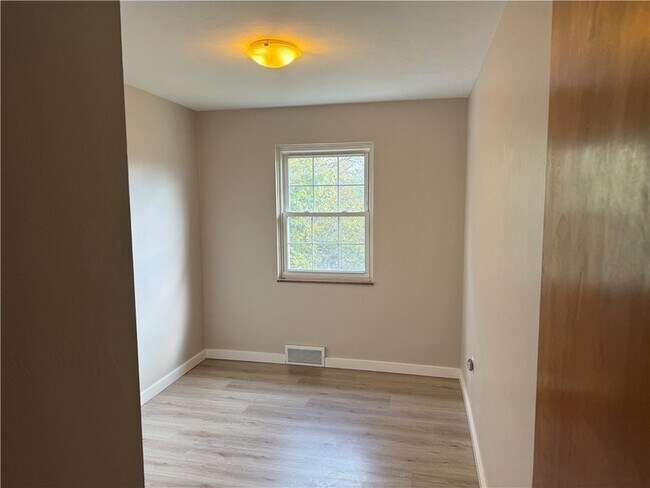 Building Photo - 300 Taylor St