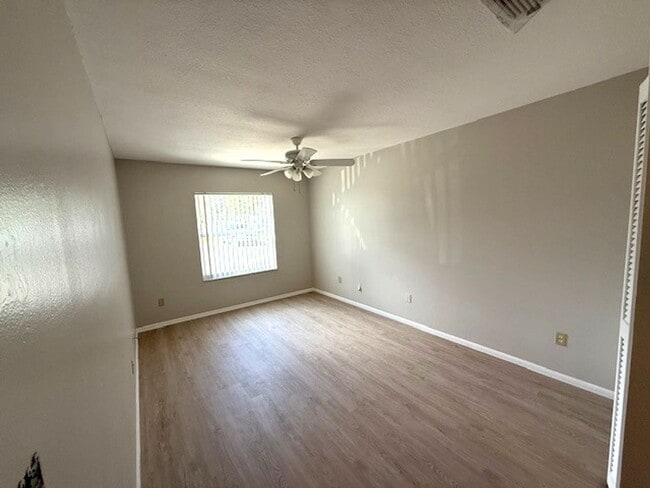 Building Photo - 2bedroom 2bath updated end unit condo on f...