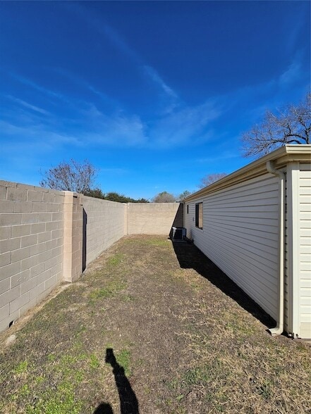 Building Photo - 8319 Wind Veil Dr