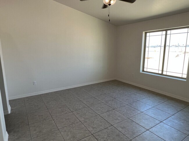 Building Photo - 3 Bedroom Split Floor Plan with 2 bathrooms