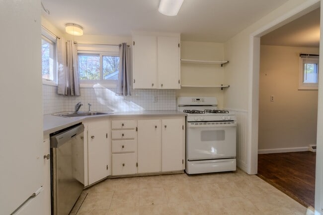 Building Photo - Classic Ranch Just Minutes from TC’s Best