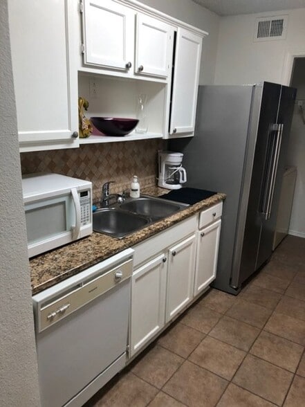 Building Photo - 18333 Roehampton Dr