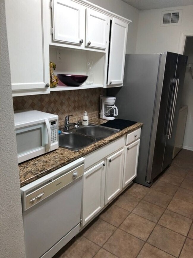 Building Photo - Charming 1BR Condo in Dallas