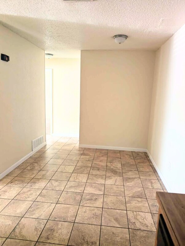 Building Photo - 102 E Truman Ave