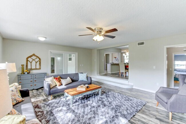 Building Photo - 6530 Pine Summit Dr
