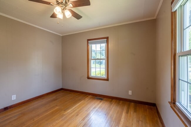 Building Photo - 3 bed and 1 bath house with fenced yard  i...