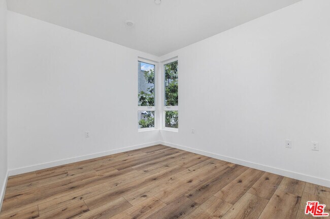 Building Photo - 5229 Willowcrest Ave