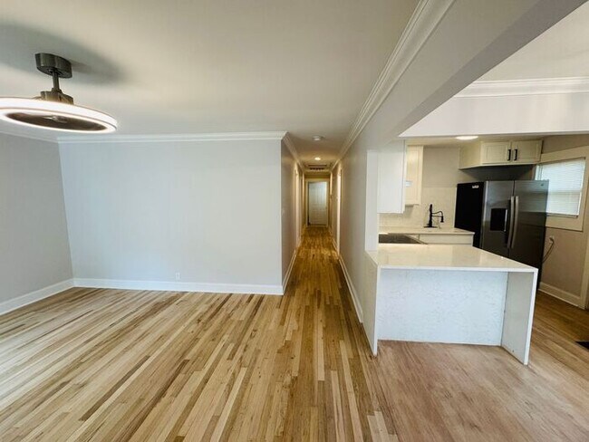 Building Photo - Adorable home minutes from everything