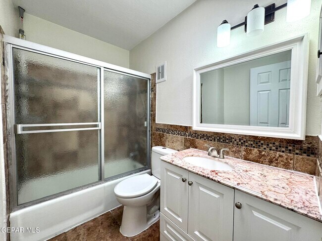 Building Photo - 10288 Lakeview Dr