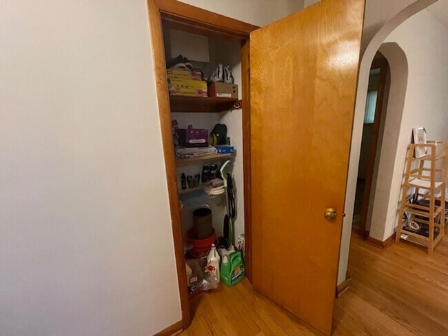 Building Photo - 2 Bedroom Duplex on Great Corner Lot in Urbana!