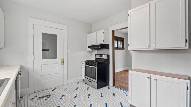 Building Photo - Single-family historic home in West Centra...