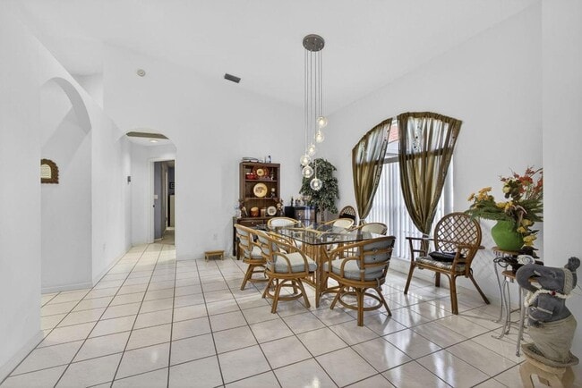 Building Photo - 1940 S Club Dr