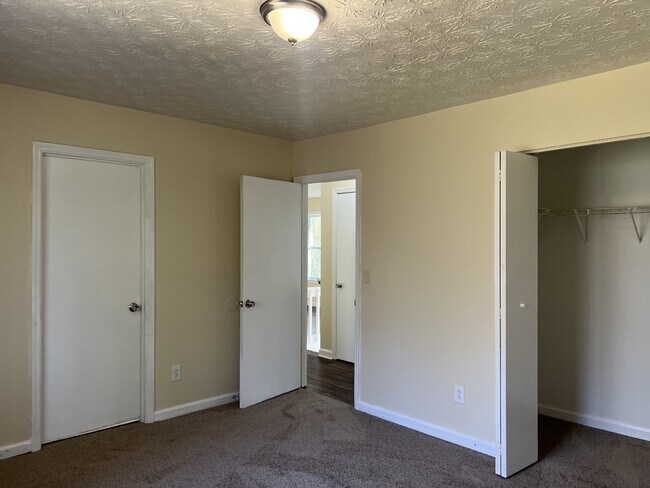 Building Photo - 853 Hemingway Rd