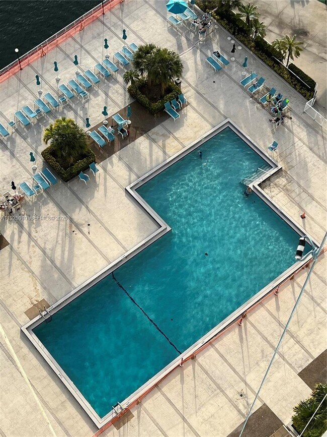 Building Photo - 300 Bayview Dr