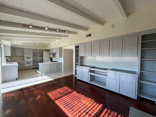 Building Photo - Lovely Home with 3 bedrooms, 2 bath plus o...