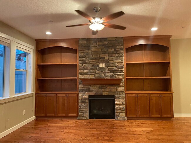 Building Photo - BEAUTIFUL LUXURY Style Townhouse with a gorgeous VIEW! Gated community in Camas! Top Rated Schools!