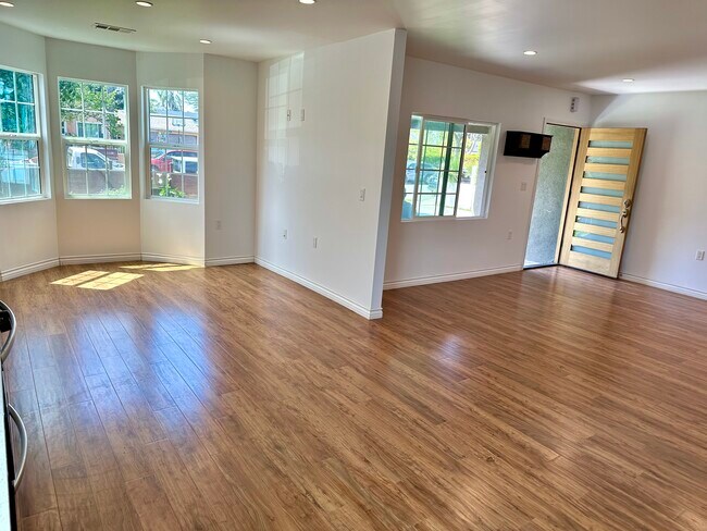 Main living / dining - 6712 Cedros Ave