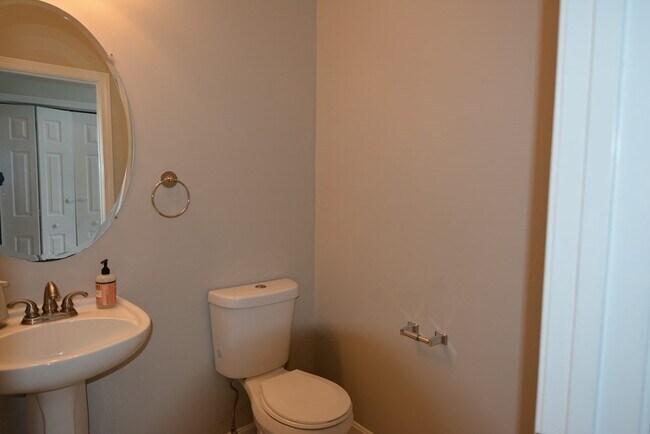 Building Photo - 24 Ptarmigan Dr