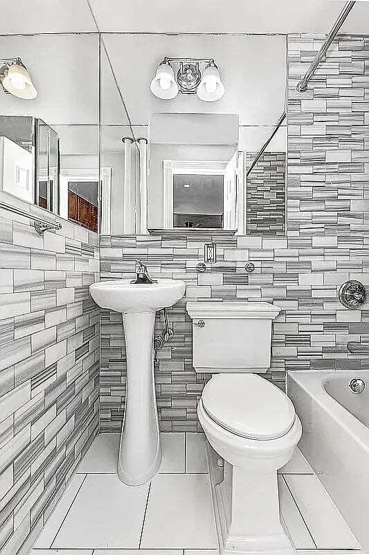 Building Photo - 221 E 23rd St