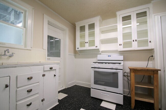 Building Photo - Charming 2/1 Downstairs Apartment Unit w/ ...
