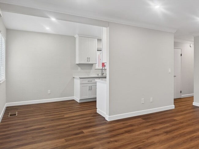 Building Photo - Gorgeous and Completely Remodeled Lower Level Unit with Inside Laundry is Available Now!