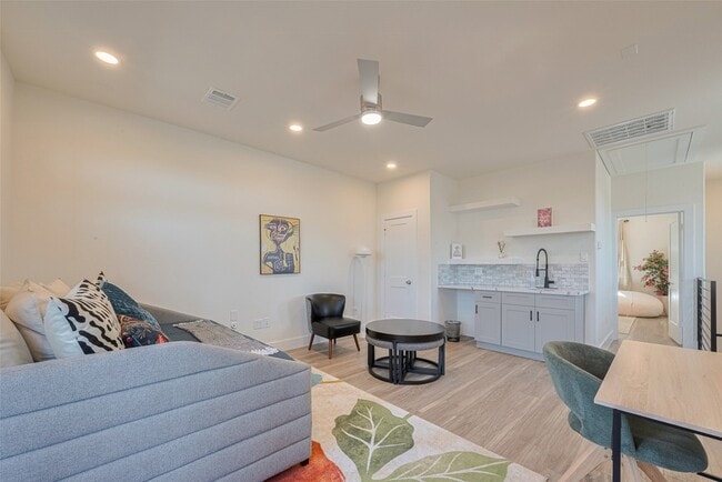 Building Photo - 2909 Nagle St