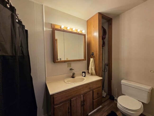 Building Photo - Large 3 Bedroom, 2.5 Bath on Beautiful, HU...