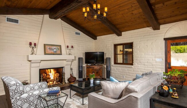 Building Photo - This Beautiful Hacienda Style Home combine...