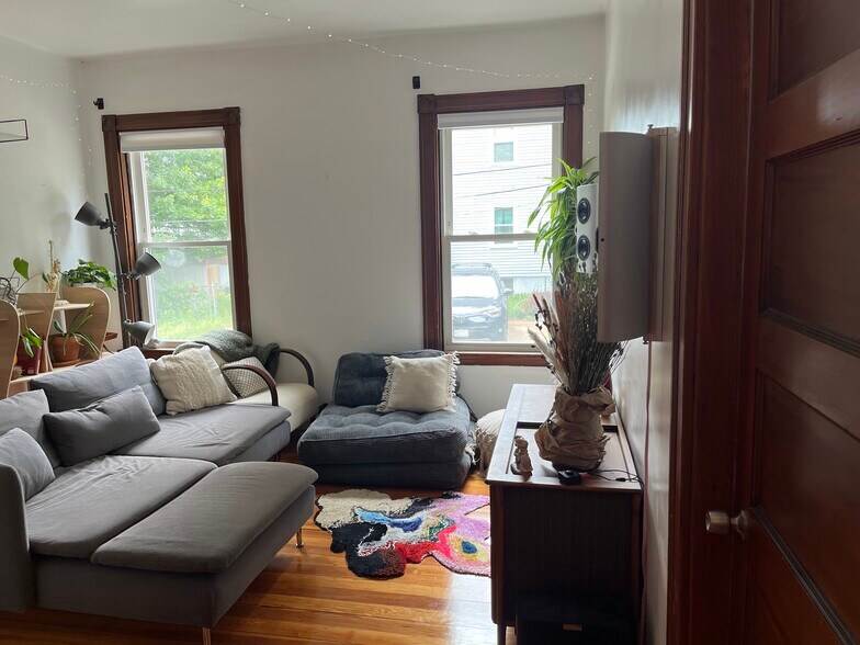 Livingroom - 17 Hardwick St