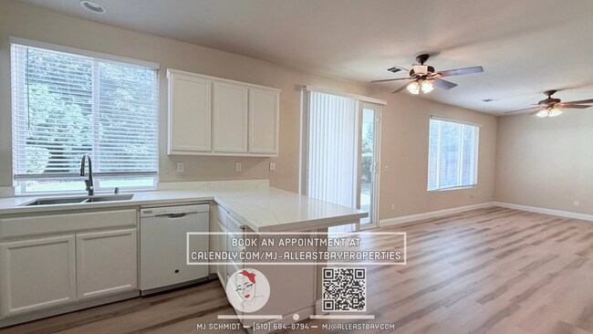 Building Photo - Beautiful 3 bedroom home nestled in cozy Brentwood neighborhood!