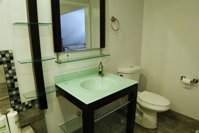 Building Photo - 1033 N Hermitage Ave