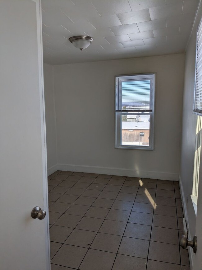 Building Photo - 2 bedroom 1 bath