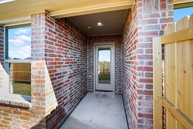 Building Photo - 7620 Woodford Ave