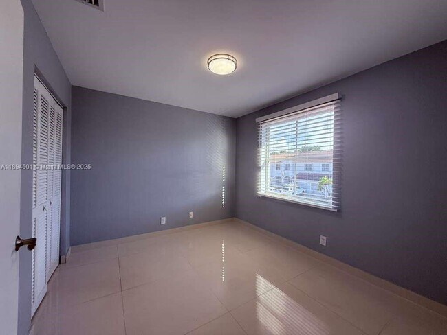 Building Photo - 16839 SW 1st Manor