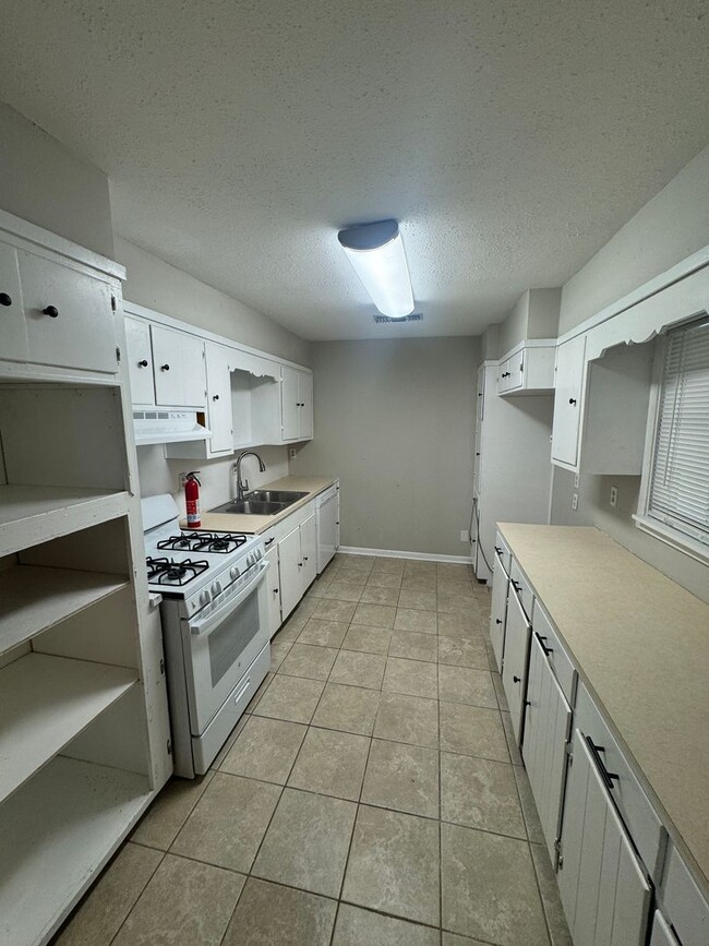 Building Photo - Large lot in Southern Hills....