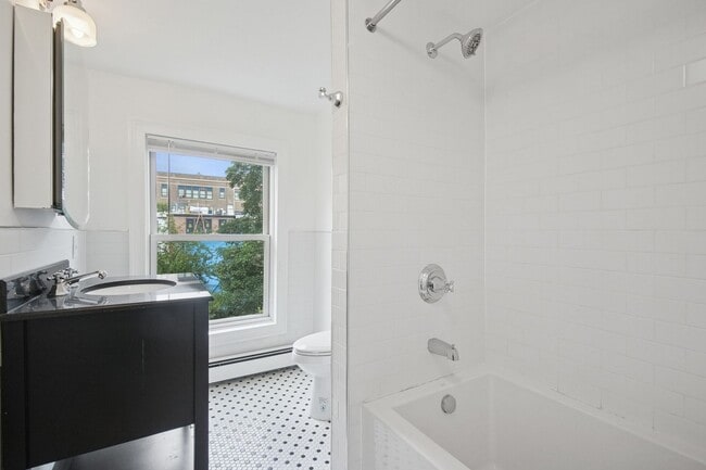 Building Photo - 224 8th St