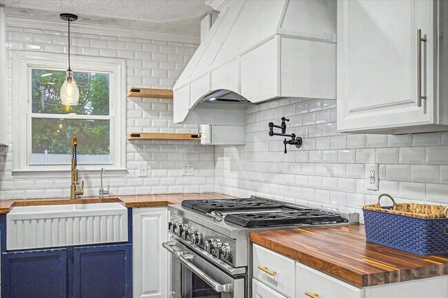 Building Photo - 4 bedroom house in Hesse school district
