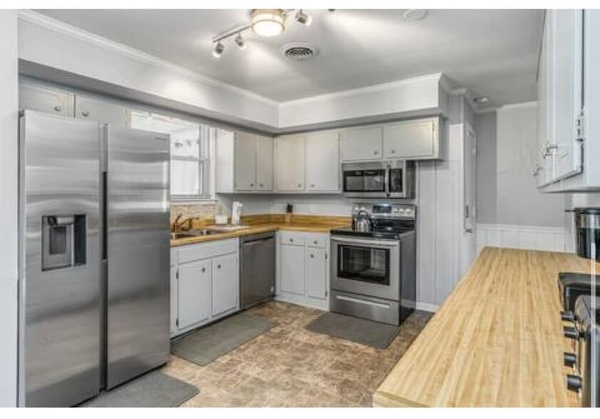 Building Photo - 4013 Plantation Dr