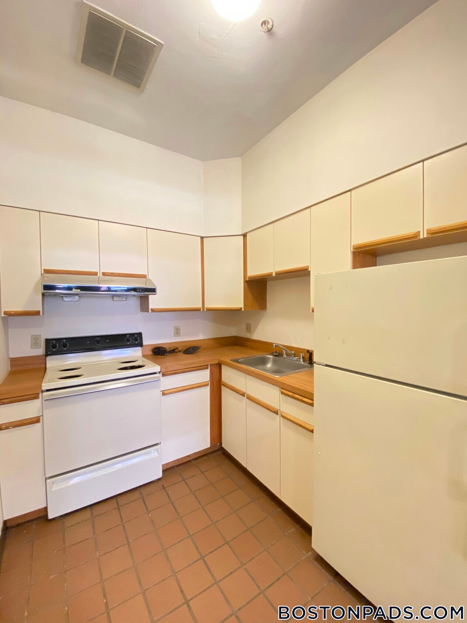 Building Photo - 81 Essex St