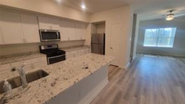 Building Photo - Stunning and Spacious 3-bed, 2.5-bath new ...