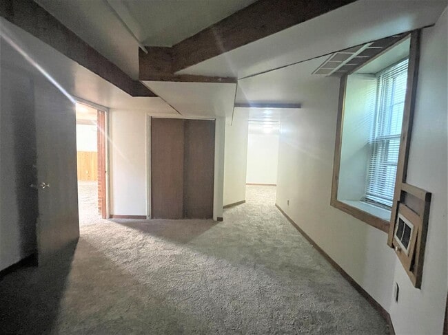 Building Photo - 831 E College St