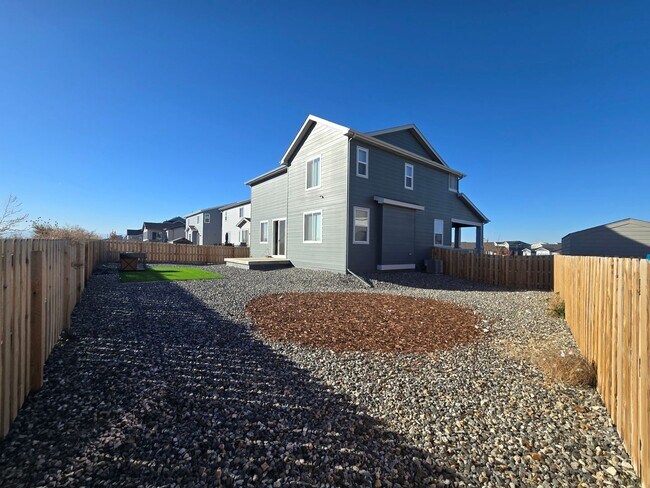 Building Photo - Like new 3 bedroom 2.5 bath with loft